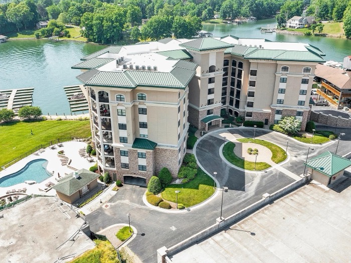 Bridgewater Pointe lakefront